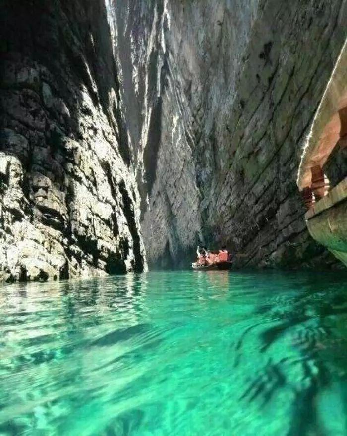 逃离废弃高校